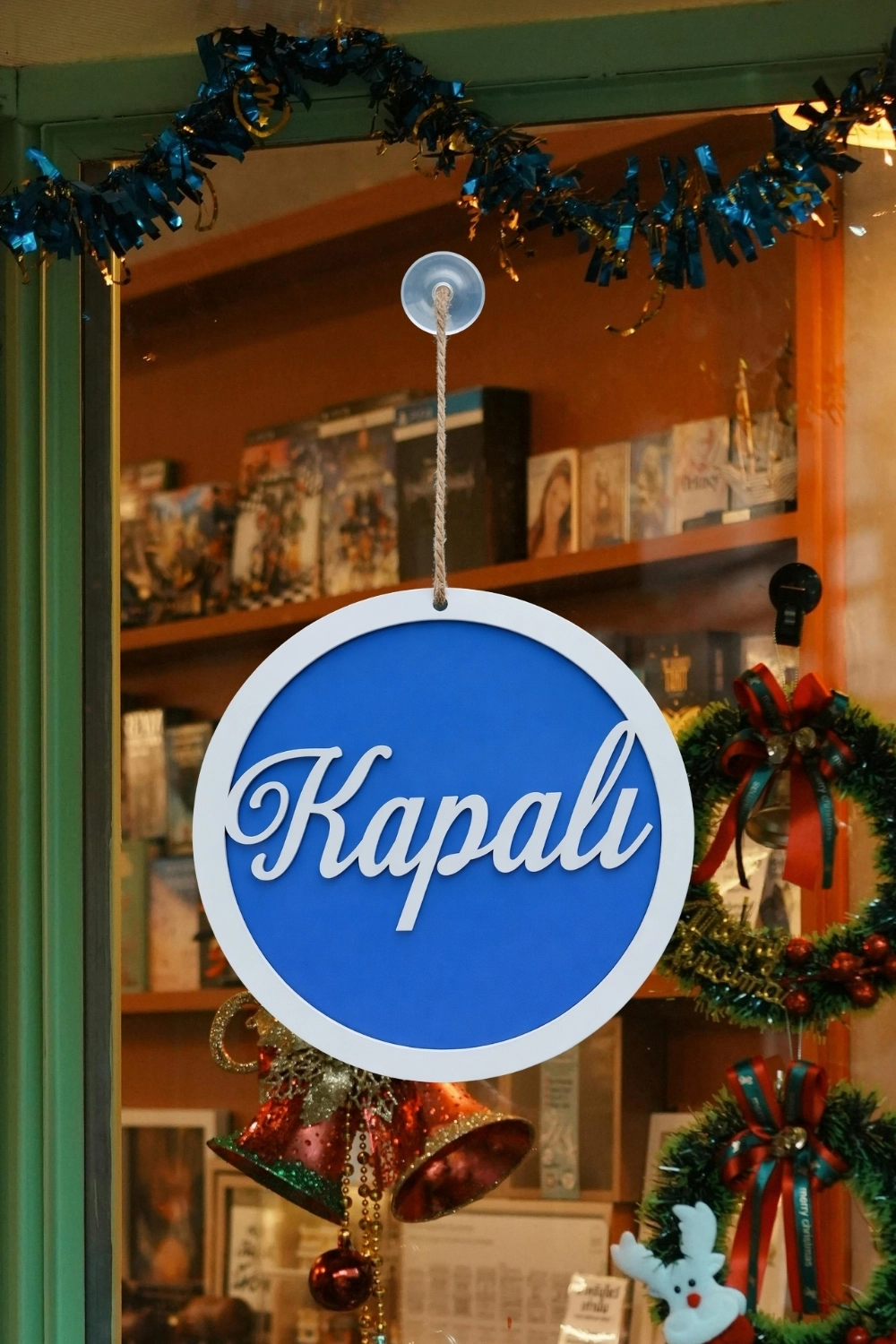 Üç Katlı El Yazılı Modern Açık/Kapalı Tabelası - Saks
