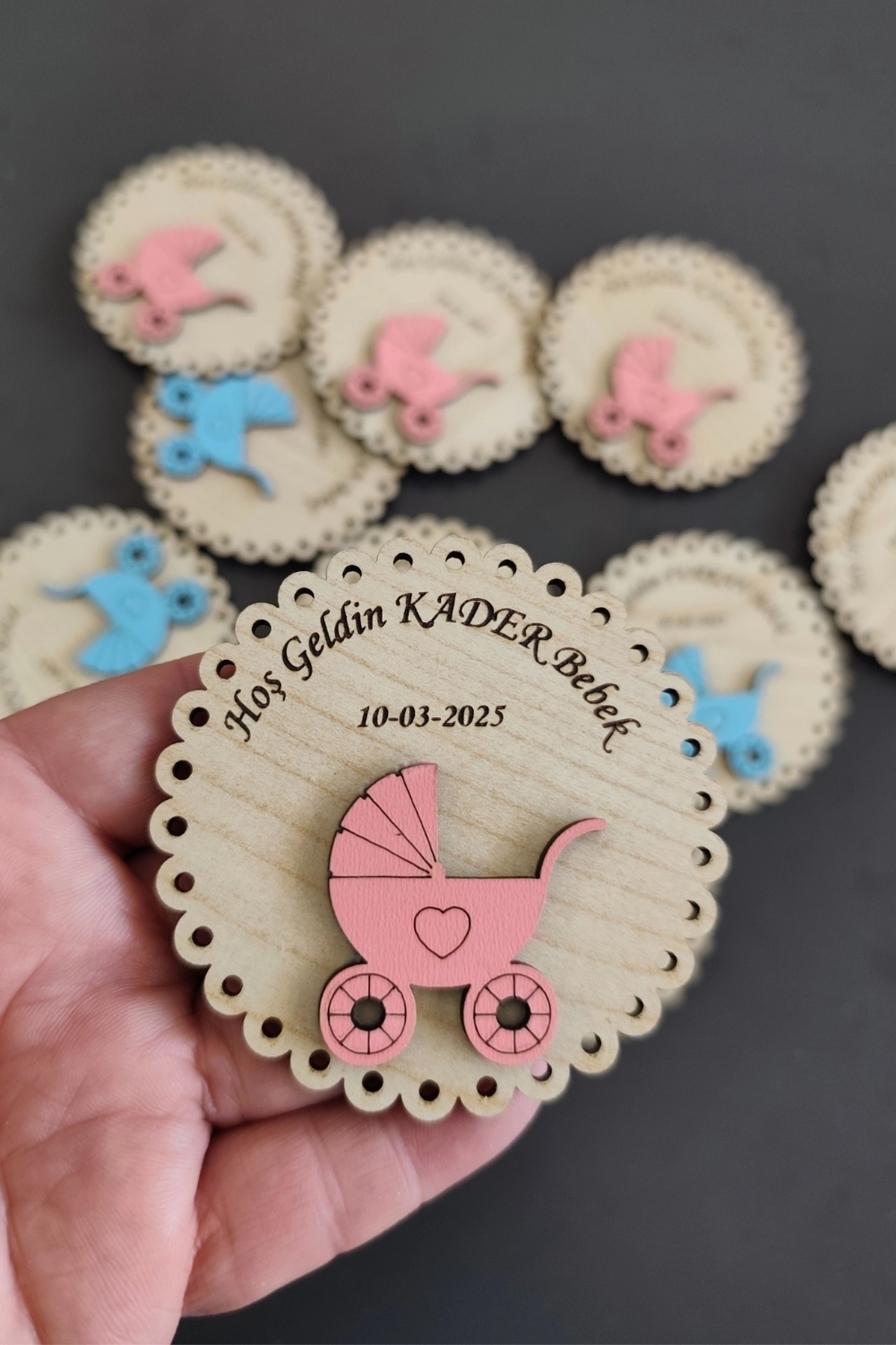 Sevimli Ayıcık Desenli Hoşgeldin Ahşap Bebek Magneti Pembe - 20 Adet
