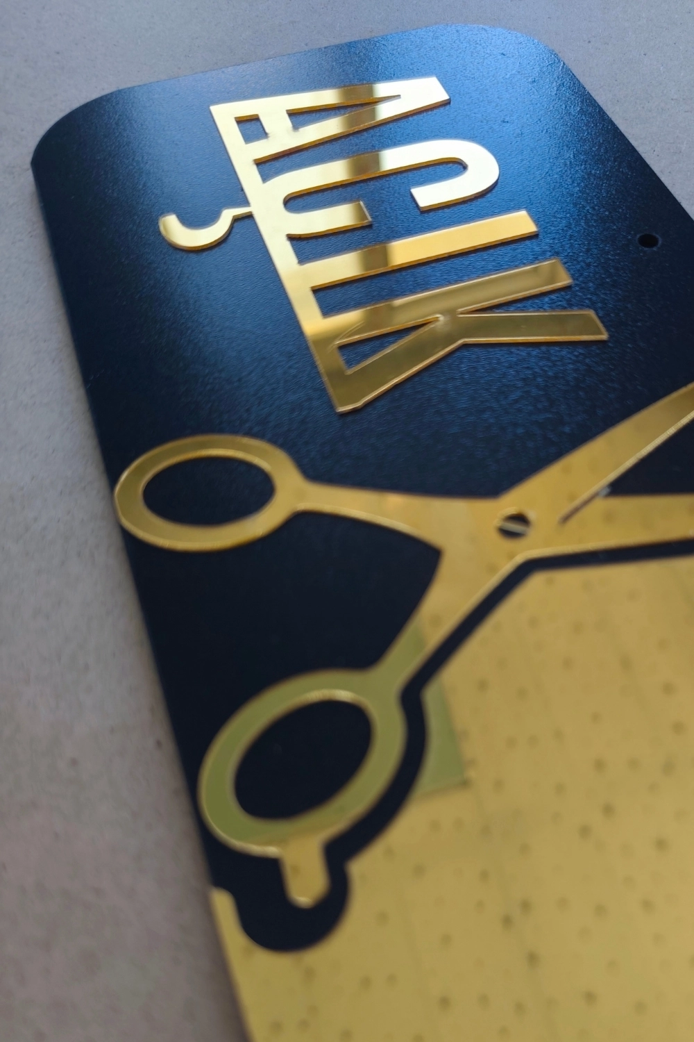 Ahşap Üzeri Gold Aynalı Pleksi Açık-Kapalı Terzi ve Kuaför Tabelası