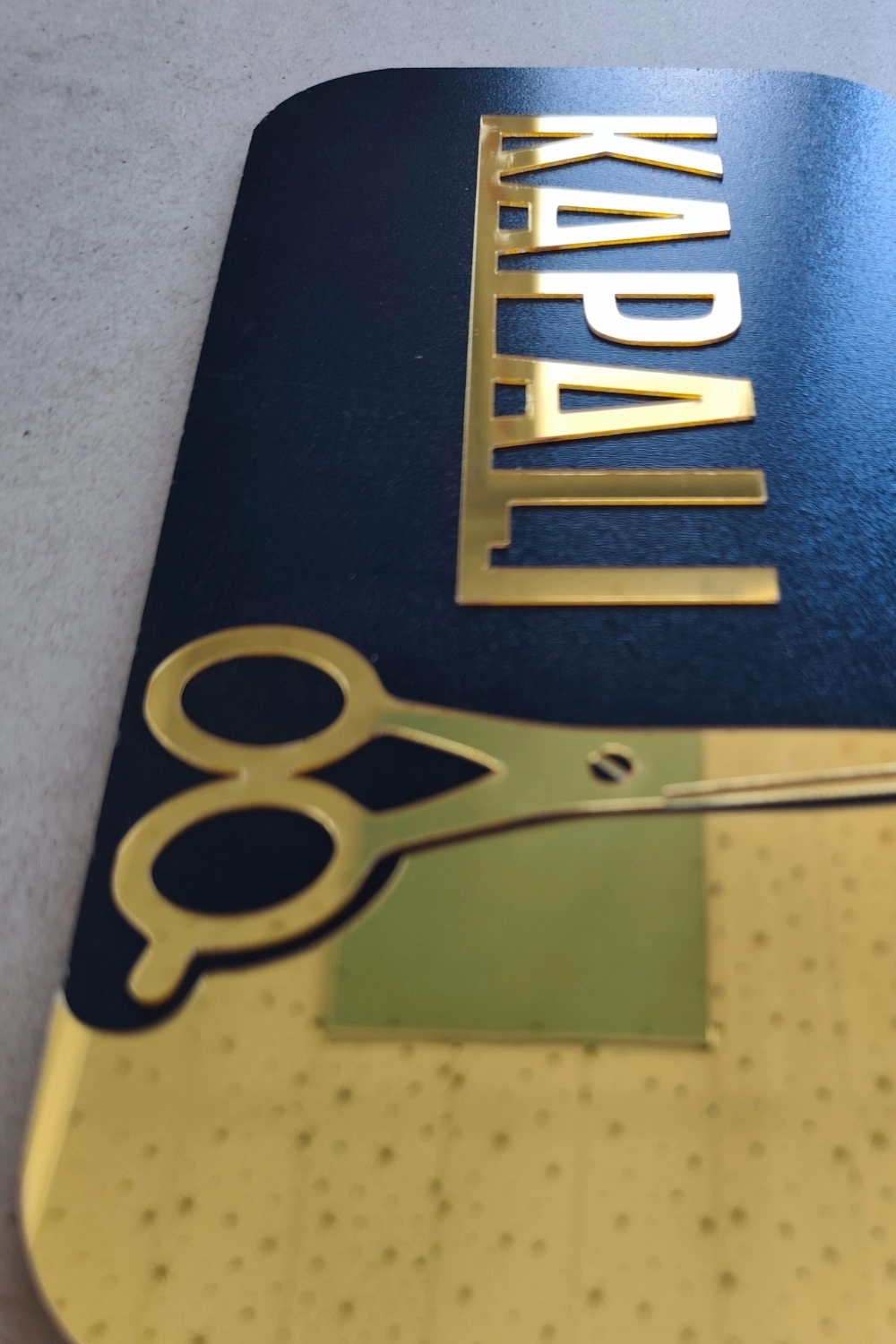 Ahşap Üzeri Gold Aynalı Pleksi Açık-Kapalı Terzi ve Kuaför Tabelası