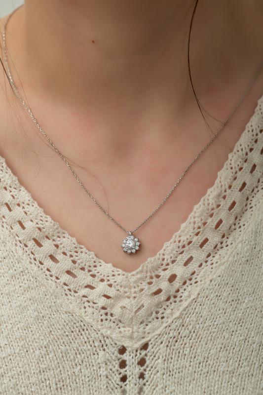 Swarovski Zirconia Çiçek Figürlü 925 Ayar Gümüş Kolye