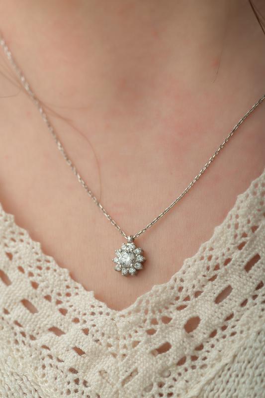 Swarovski Zirconia Çiçek Figürlü 925 Ayar Gümüş Kolye