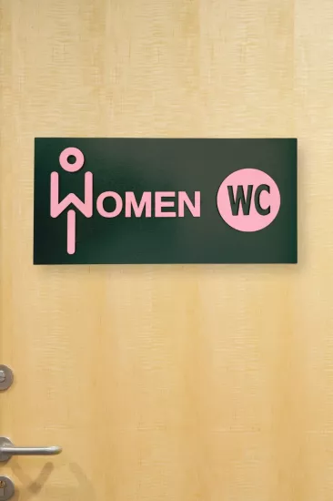 Dekoratif Ahşap 2D Kabartma Women Figürlü WC Tabelası - Pembe